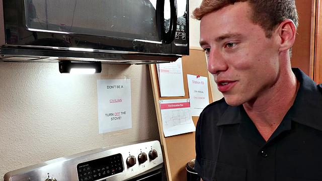 Мускулистые пожарные трахаются на кухонной столешнице