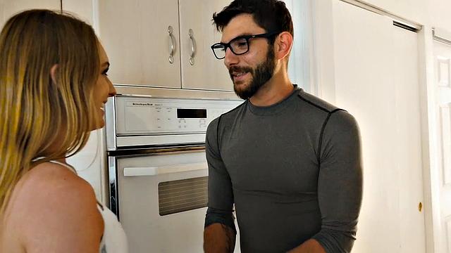 эротический массаж с маслом и шикарной жопой переходит в жёсткую еблю на диване