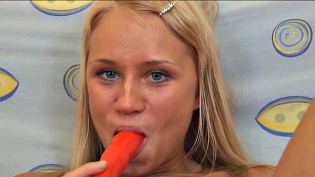 Little Kimberly with tight pussy Dildo Play