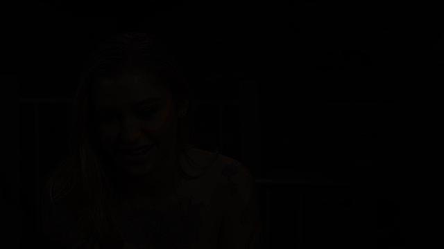 связанная с кляпом, тренируется на дилдо как в спортзале