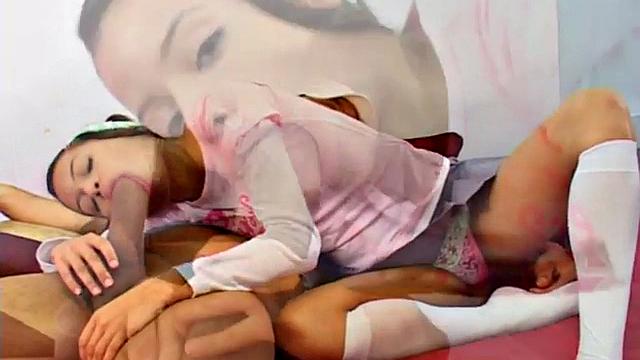 Миниатюрная латинка стонет от жесткого секса ложкой, просит еще, ну ты даешь!