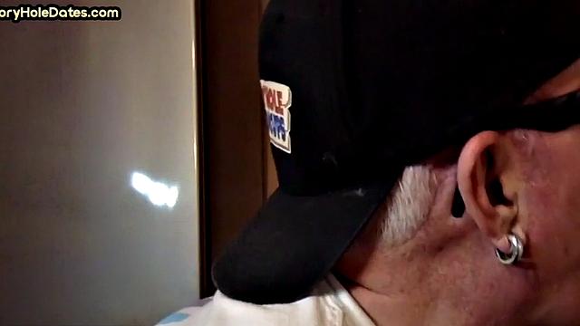 бородатый зрелый мужик с жадностью сосет член в домашнем gloryhole