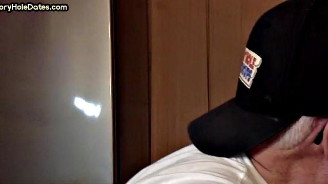 бородатый зрелый мужик с жадностью сосет член в домашнем gloryhole