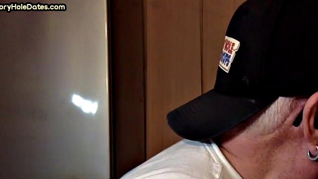 бородатый зрелый мужик с жадностью сосет член в домашнем gloryhole