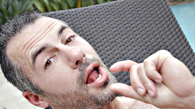 Брок Купер дрочит свой толстый член на тропическом острове