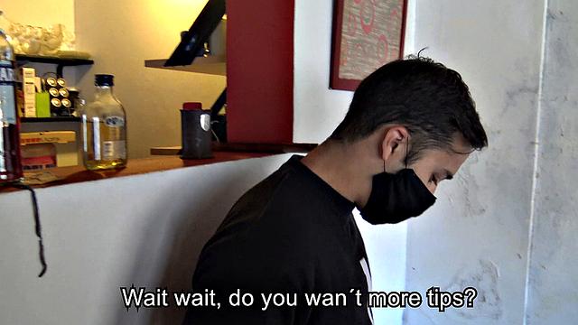 латинский курьер сосёт за деньги и получает сперму на лицо