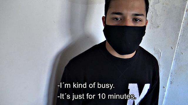 латинский курьер сосёт за деньги и получает сперму на лицо