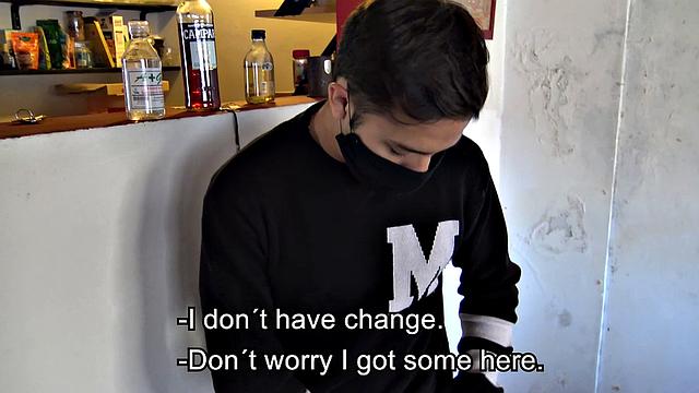 латинский курьер сосёт за деньги и получает сперму на лицо