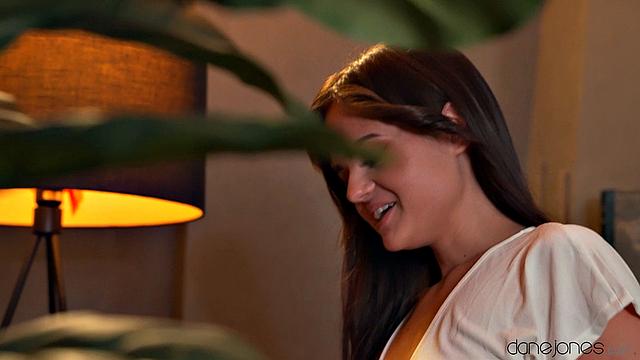 Оливия Злота крутит роман на стороне, пока муж в разъездах - ну кто бы устоял перед итальянцем Денем Лоу?