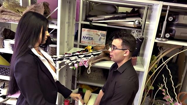 пышная milf в белье сквиртит, когда скачет на члене парня