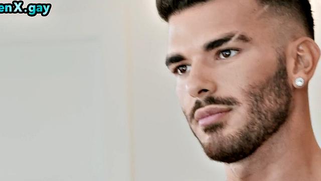 брутальный качок жестко шпилит прожорливую дырку без гондона