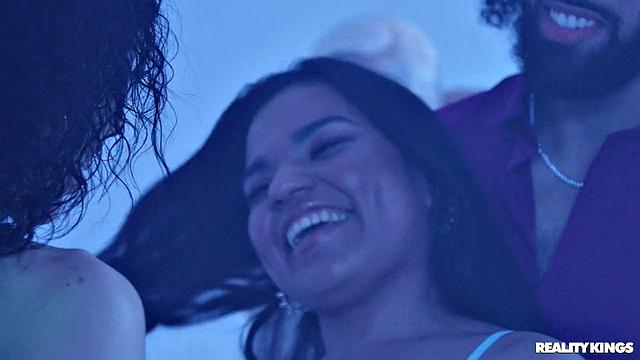 Алексис Тэ и Саммер Кол устраивают групповуху с парнями после клуба, двойное проникновение и анальный секс на диване и в спальне.