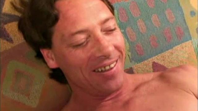 Шон пришёл на приём к опытной даме, теперь отмывается от спермы и иронизирует над своими руками