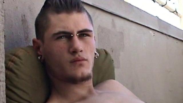 PonyBoi дрочит толстый член и мощно кончает на камеру