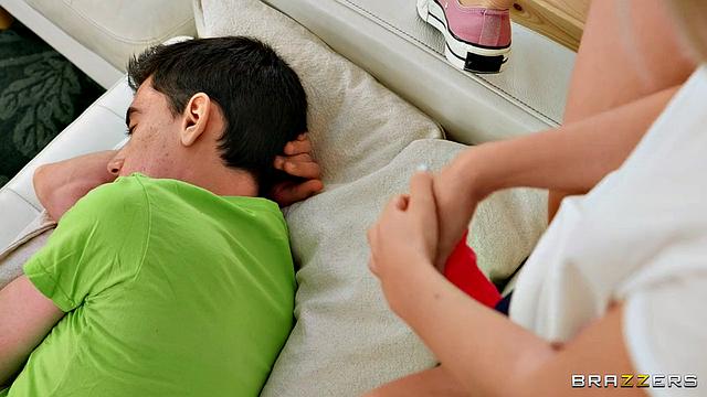 Мокрая выходка Моны Блю: сквирт на парня и страстный секс на диване с Jordi El Nino Polla.