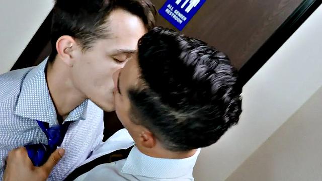 Office stud cums on colleague after being bareback fucked on pause