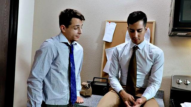 Office stud cums on colleague after being bareback fucked on pause