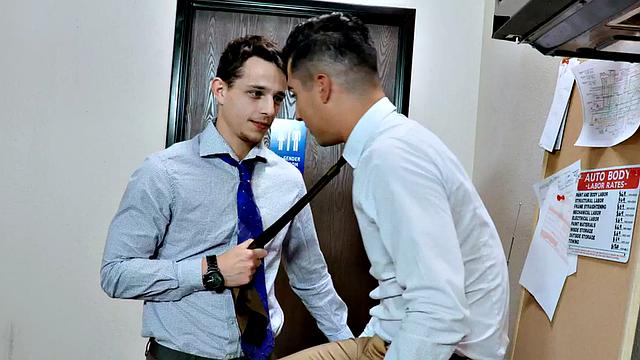 Office stud cums on colleague after being bareback fucked on pause