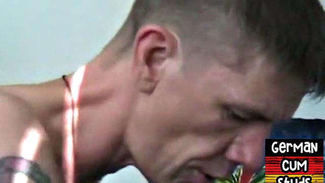 кожаный немец ловит кулак и заливает рот до краёв