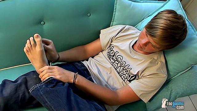 Adorable Colby Ejaculates on Himself - Colby Bonds