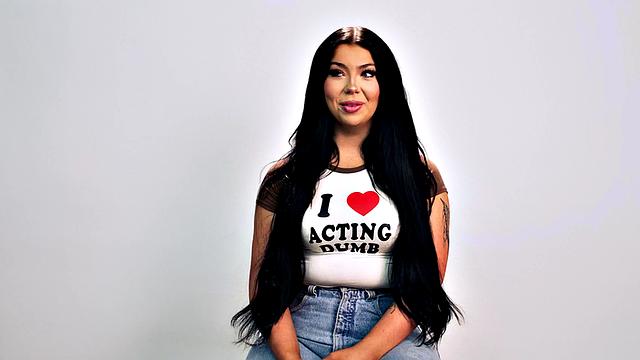 Tattooed solo amateur babe fingers pussy in casting