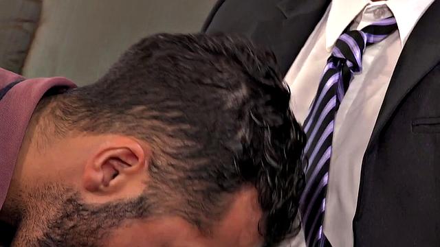 Клод жестко трахает Жоадри и кончает ему на живот