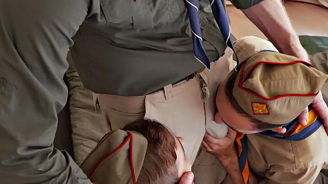 Главный скаут трахает двух худых парней в палатке - у костра только жарче