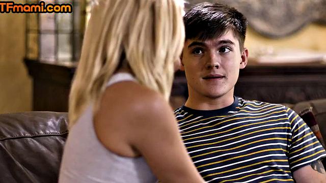 степмама в очках получает анал от взрослого пасынка после классического