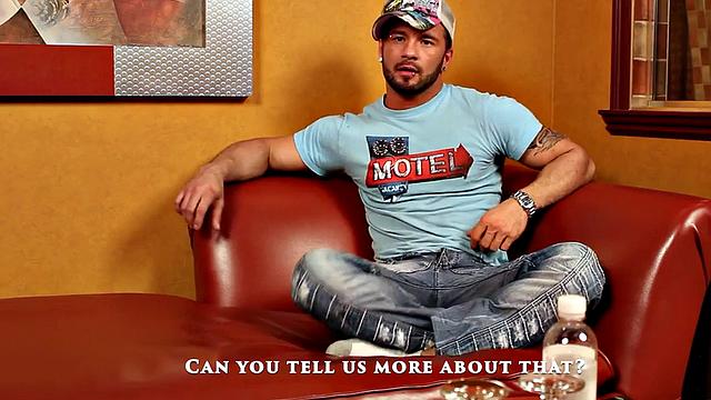 волосатый парень с пирсингом дрочит и хвастается тату