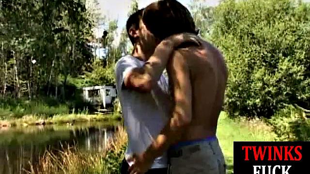 Безумный твинг жарко отлизывает и мощно кончает на свежем воздухе