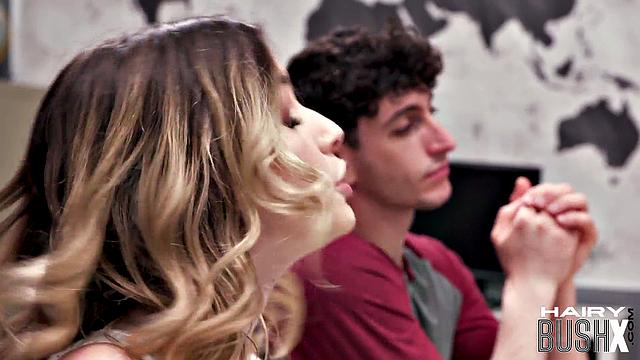 блондинка-училка с пушистой киской разносит парней в жарком тройничке