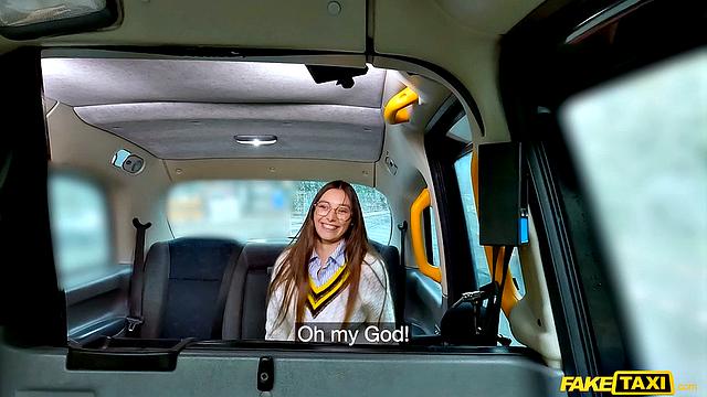 итальянка с очками отрывается по полной в такси