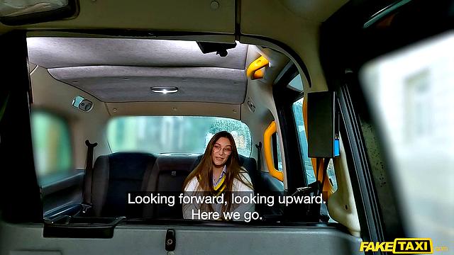 итальянка с очками отрывается по полной в такси