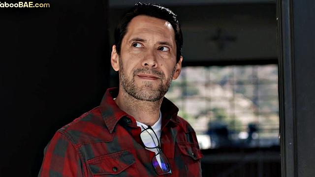 рыжая скачет на парне, как будто спасает спортзал