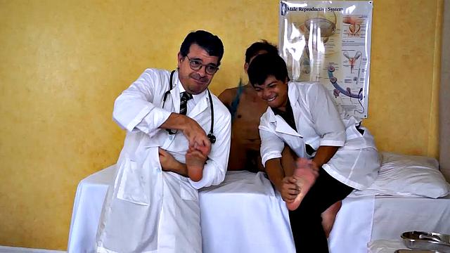 азиатка смеётся, когда врач щекочет её на приёме