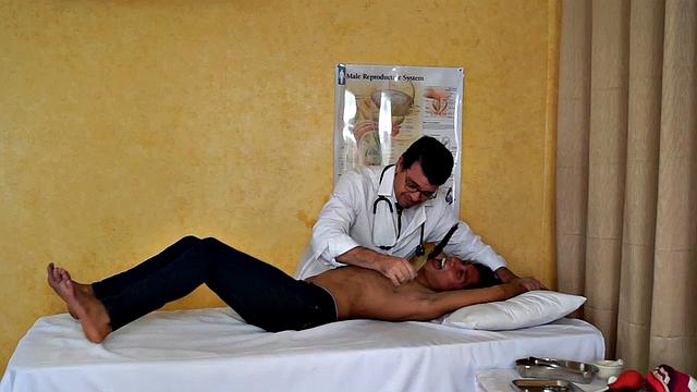 азиатка смеётся, когда врач щекочет её на приёме