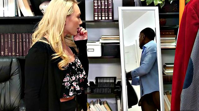 татуированная блондинка на каблуках жадно принимает чёрный член и ловит густой финиш на лицо