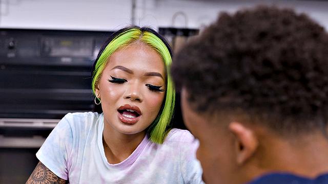 игривая красотка в бикини заводит у бассейна и дает жару на диване