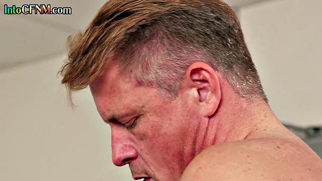 Офисные дамы сосут члены коллегам прямо на работе при всех.