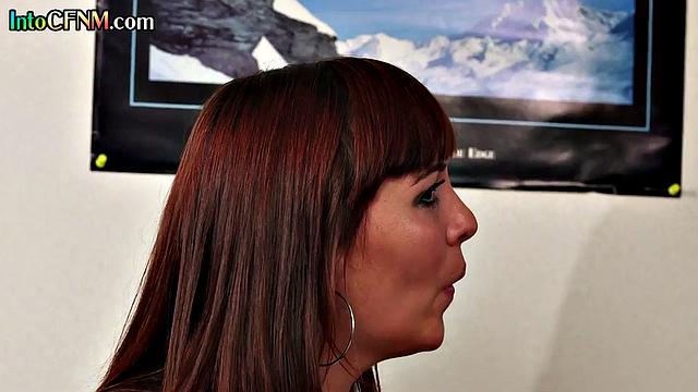 Офисные дамы сосут члены коллегам прямо на работе при всех.