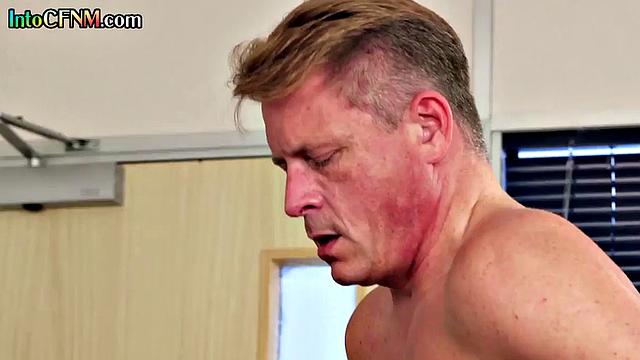 Офисные дамы сосут члены коллегам прямо на работе при всех.