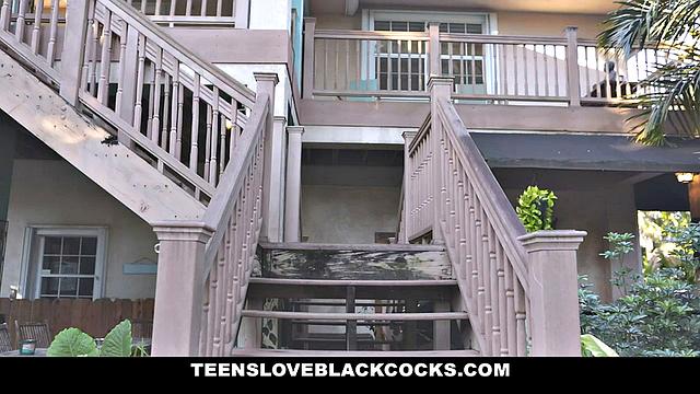 chloe temple трахается с чернокожим другом отца