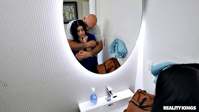 Виолет Майерс возвращается с работы и даёт парню помассировать свои шикарные сиськи, а потом приглашает его в киску - идеальный вечер для уставшей медсестры.