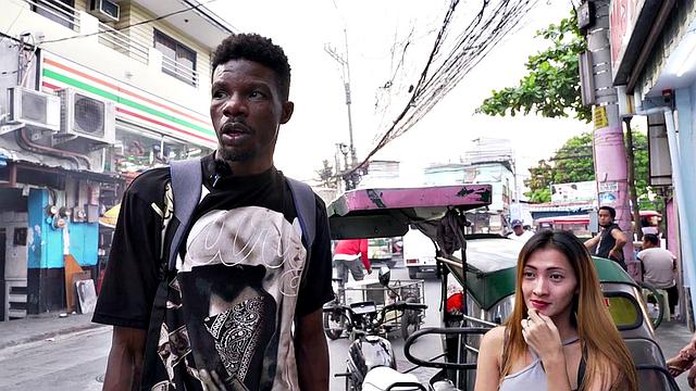 Крошка-пинай с кайфом берёт чёрный хрен, аж слюнки текут