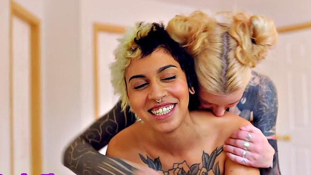 татуированная блондинка жёстко трахает худую брюнетку страпоном и игрушками