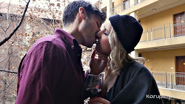 Линдси Круз жадно берет сперму в горячем сексе с мужиком.