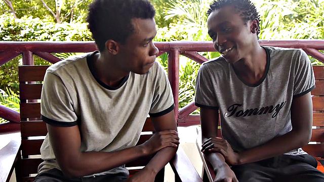 африканец трахается в волосатую жопу без гондона дома