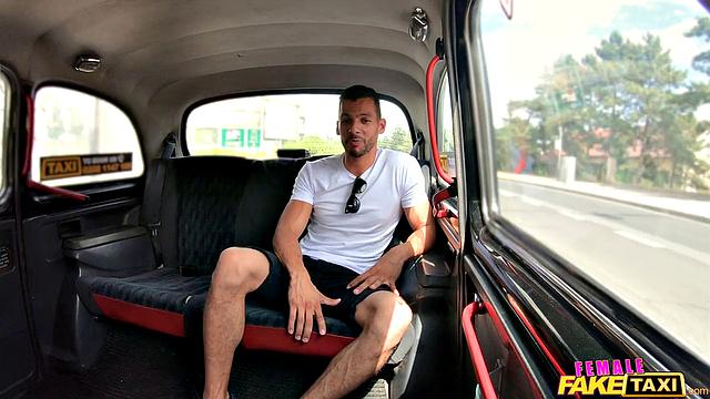 Брюнетка Billie Star трахается с Jack Roberts в такси и получает горячий фэйситинг.