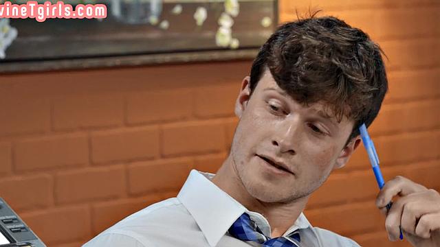 Удачливая транса между двумя мужиками - анальный микс и шуточки