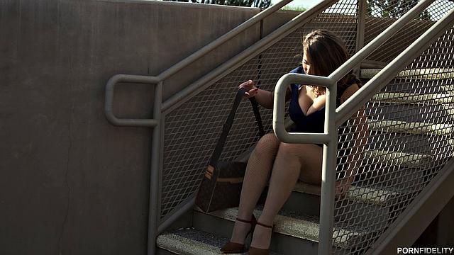 смотри, как айви соблазняет босса пышной жопой и ловит конч на лицо